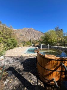 a wooden boat sitting next to a swimming pool at Refugio de montaña OM in Santiago