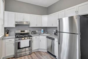 Η κουζίνα ή μικρή κουζίνα στο Beautiful Unit in Shaw Community -4228b