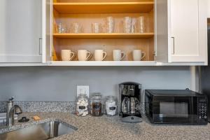 Η κουζίνα ή μικρή κουζίνα στο Beautiful Unit in Shaw Community -4228b