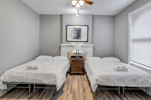 Ένα ή περισσότερα κρεβάτια σε δωμάτιο στο Beautiful Unit in Shaw Community -4228b