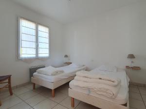 Postel nebo postele na pokoji v ubytování Villa spacieuse proche plage, 5 pers, jardin privatif - FR-1-476-110