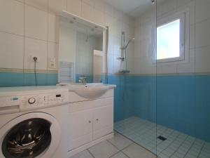 Koupelna v ubytování Villa spacieuse proche plage, 5 pers, jardin privatif - FR-1-476-110 + 11 fotografií