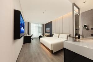 Ένα ή περισσότερα κρεβάτια σε δωμάτιο στο Atour Hotel Zhongshan Park Wuhan International Plaza