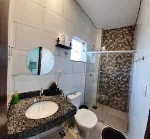 a bathroom with a sink and a toilet and a shower at AP Completo Próx Centro, Hospitais, Dist Industrial in Montes Claros