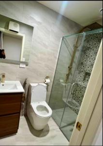 クロムウェルにあるModern Ensuite Room with Light Kitchenette & Private Entrance in Cromwellのトイレとガラスのシャワー付きのバスルーム