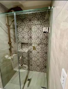 クロムウェルにあるModern Ensuite Room with Light Kitchenette & Private Entrance in Cromwellのガラスドア付きのシャワー付きのバスルーム