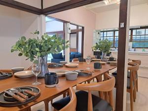 a dining room with a table with chairs and a table at 不入斗-横須賀の大型一棟貸し-最大25人-家族団体向け in Yokosuka
