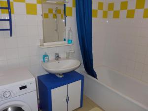 Φωτογραφία από το άλμπουμ του Gîte en bord de canal avec terrasse et jeux d'extérieur - FR-1-611-127 σε Froncles