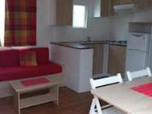 Η κουζίνα ή μικρή κουζίνα στο Confortable Mobil-home avec Terrasse à Moncrabeau - API-1-52-1196