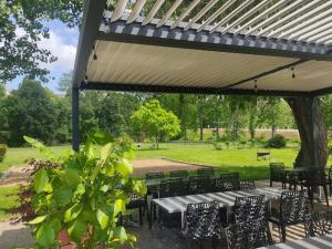 Κήπος έξω από το Confortable Mobil-home avec Terrasse à Moncrabeau - API-1-52-1196