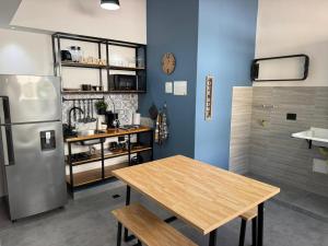 una cocina con una mesa y un refrigerador en Living Sincelejo, en Sincelejo 26 fotos más