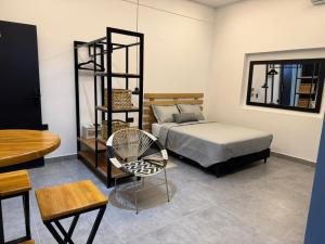 Un dormitorio con una cama, una mesa y una silla. en Living Sincelejo, en Sincelejo