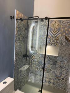 una ducha con puerta de cristal en un baño en Living Sincelejo, en Sincelejo