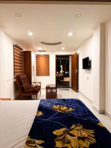 Un dormitorio con una cama y una sala de estar. en Kenza Retreat, en Vagamon