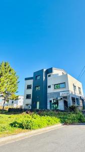 a building on the side of a street at 함덕우리집 in Hamdŏng-ni