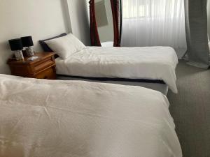 Кровать или кровати в номере Beach front apartment