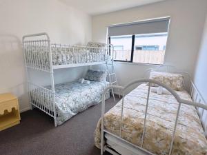 En eller flere senge i et værelse på Your Country View Nest