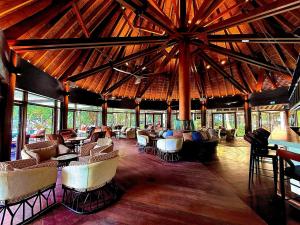 Un restaurante u otro lugar para comer en Hôtel WADRA BAY