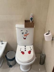 Infinit Home Duplex entero في ترماس دي ريو هوندو: مرحاض مرسوم عليه وجه في الحمام