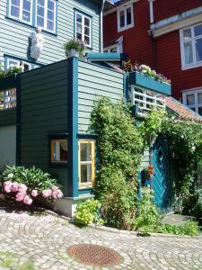 una pequeña casa con plantas encima en Annehelenes B&B en Bergen