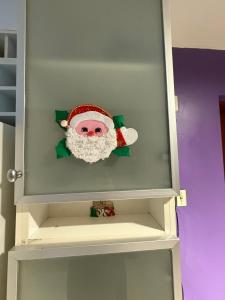 Infinit Home Duplex entero في ترماس دي ريو هوندو: خزانة تحتوي على لعبة سانتا كلوز