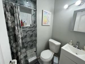 un bagno con wc, doccia e lavandino di Surrey Home - King George Blvd & Rapid Transit - Airport 25 Min - Free Parking & Wi-Fi a Surrey