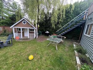 un cortile con un tavolo e un piccolo capanno di Surrey Home - King George Blvd & Rapid Transit - Airport 25 Min - Free Parking & Wi-Fi a Surrey Altre 9 foto