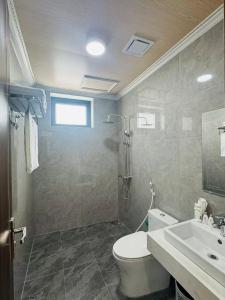 Ένα μπάνιο στο Khách sạn Crown Hotel 皇冠酒店