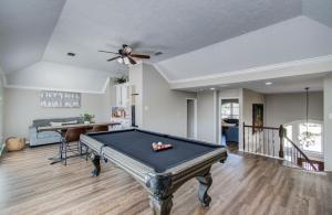 een pooltafel in een woonkamer met een plafond bij Heated Pool • Hot Tub • Game Loft • 4BR in Atascocita