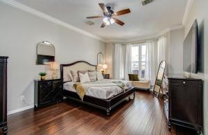 een slaapkamer met een bed en een plafondventilator bij Heated Pool • Hot Tub • Game Loft • 4BR in Atascocita +51 foto's
