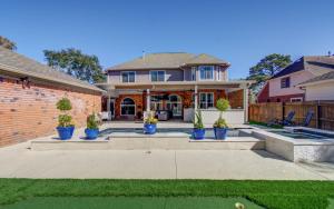 een huis met een tuin vol blauwe potplanten bij Heated Pool • Hot Tub • Game Loft • 4BR in Atascocita