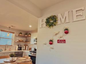 Una cocina o kitchenette en Unique Wildwood 3 BR 1,5 BA Entire House in the Heart of Wildwood!