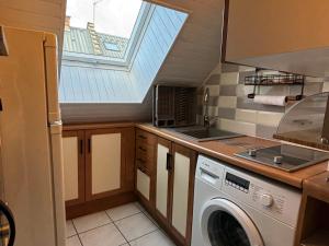 a kitchen with a washing machine and a window at Charmant T3 au cœur du village pour 5 personnes - FR-1-761-31 in Villard-de-Lans