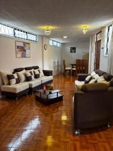 キトにあるDepa Guajaló - Quicentro Sur con Terraza y Parkingのソファ2つとテーブルのあるリビングルーム
