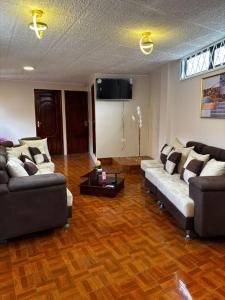 キトにあるDepa Guajaló - Quicentro Sur con Terraza y Parkingのリビングルーム(ソファ2台、テレビ付)