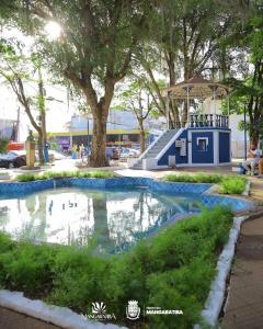 ein Wasserbecken mit einer Rutsche in einem Park in der Unterkunft Casa de praia de Ibicuí - RJ in Mangaratiba