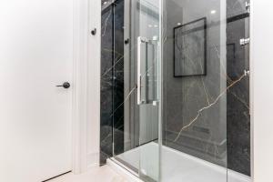 Vannituba majutusasutuses Hillcrest Modern House +24 fotot