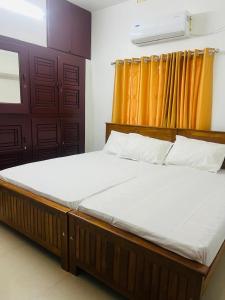 Un pat sau paturi într-o cameră la SR Residency