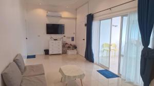 TV a/nebo společenská místnost v ubytování Sukkeehouse