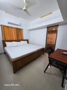 Un pat sau paturi într-o cameră la SR Residency