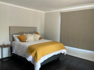 Ένα ή περισσότερα κρεβάτια σε δωμάτιο στο One Eight Seven on Moepel