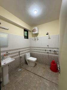 Ένα μπάνιο στο Adhikari Homestay