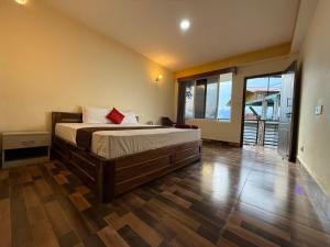 Ένα ή περισσότερα κρεβάτια σε δωμάτιο στο Adhikari Homestay