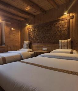 En eller flere senge i et værelse på January Inn + 9 billeder