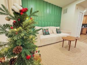 Posezení v ubytování Elegant 3BR 2BA Entire Apartment Short Walk To The Beach Heart Of Wildwood