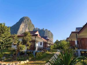 a row of houses with mountains in the background at T&T Bungalow in Ban Khouaphan