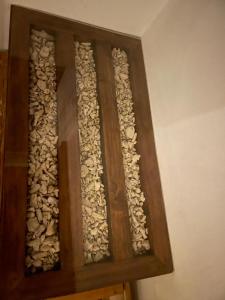 ラ・ディーグ島にあるUnique Beachfront hotelの岩の川がある木枠