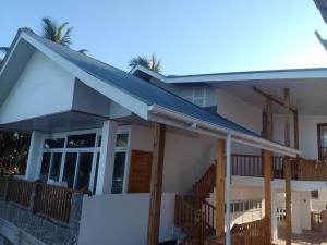 ラ・ディーグ島にあるUnique Beachfront hotelの青い屋根の家