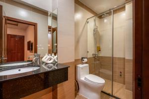 Tago Airport Hotel في مدينة هوشي منه: حمام مع مرحاض ومغسلة ودش +59 صورة