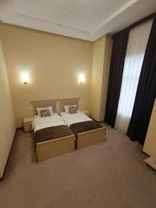 Postel nebo postele na pokoji v ubytování Grand Caravan Hotel